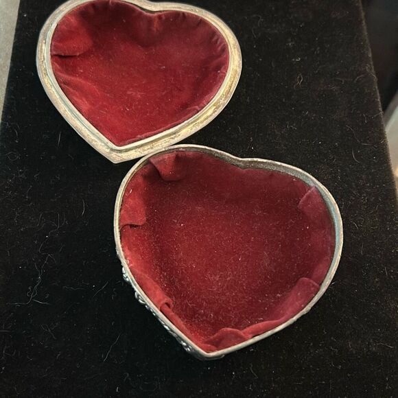 Vintage Heritage Mint Ltd. Heart Shaped Red Velvet Lined Trinket Box - Picture 2 of 6